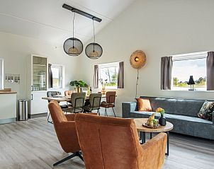 Stijlvolle woonkamer van Nesserduinen 42E, vakantiehuis in Nes, Ameland met moderne inrichting.