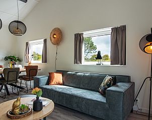 Gezellige zithoek in Nesserduinen 42E, vakantiehuis Nes, Ameland met uitzicht op de tuin.