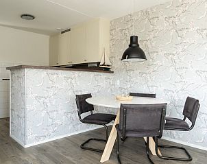 Eethoek in Zand appartement, Nes, Ameland met elegant design en sfeervolle verlichting.