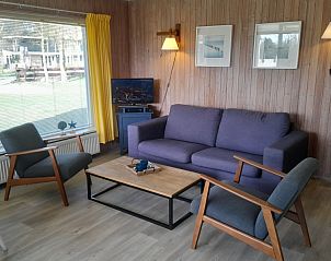 Gezellige woonkamer in Geertje-Aaltje vakantiehuis, Nes, Ameland met comfortabele zithoek.