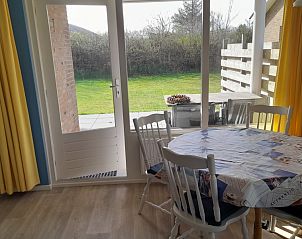 Eethoek in Geertje-Aaltje vakantiehuis, Nes, Ameland met uitzicht op de tuin.