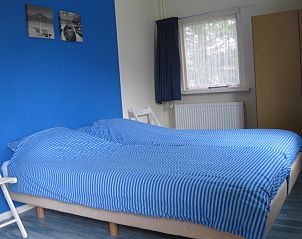 Slaapkamer in Geertje-Aaltje bungalow, Nes, Ameland met comfortabel tweepersoonsbed.