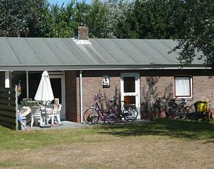 Geertje-Aaltje bungalow in Nes, Ameland met fietsen op het terras voor actieve gasten.