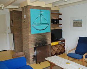 Sfeervolle open haard in vakantiehuis Krekel, Nes, Ameland, ideaal voor gezellige avonden op de Waddeneilanden.