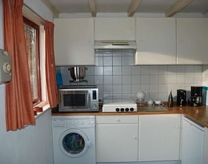 Volledig uitgeruste keuken van vakantiehuis Krekel in Nes, Ameland, ideaal voor zelfvoorzienende vakanties op de Waddeneilanden.