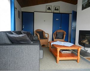 Comfortabele zithoek in vakantiehuis Skries, Nes, Ameland, ideaal voor ontspanning.
