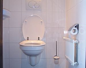 Moderne badkamer in bungalow Skries, Nes, Ameland, met stijlvolle afwerking.