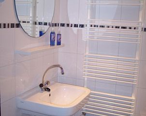 Wastafel en spiegel in badkamer van vakantiehuis Skries, Nes, Ameland.