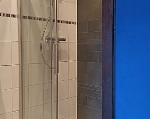 Ruime douche in bungalow Skries, Nes, Ameland, met moderne uitstraling.