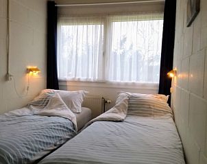 Tweede slaapkamer in bungalow Skries, Nes, Ameland, met comfortabele bedden.