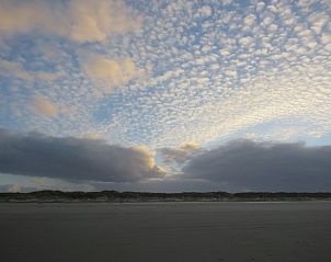 Indrukwekkende wolkenlucht boven het strand bij Nes, Ameland, nabij Skries.