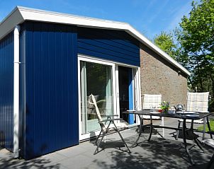 Bungalow Skries in Nes, Ameland met uitnodigend terras en zonnige tuin.