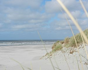 Uitzicht op het strand van Nes, Ameland, met duinen nabij bungalow Skries.