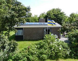 Bungalow Skries in Nes, Ameland omgeven door groene natuur op de Waddeneilanden.