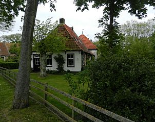 Traditioneel huis in Nes, Ameland, nabij vakantiehuis Skries op de Waddeneilanden.