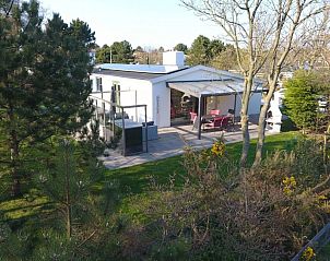 Luchtfoto van bungalow Patrijs in Nes, Ameland, met ruime tuin en natuurlijke omgeving op de Waddeneilanden.