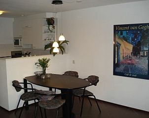 Eethoek in Duinrust Nes Ameland met kunst en sfeerverlichting.