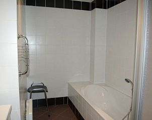 Ruime badkamer in Duinrust appartement Nes Ameland met ligbad.