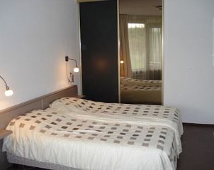 Comfortabele slaapkamer in Duinrust Nes Ameland met tweepersoonsbed.