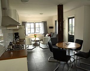 Moderne open keuken en eetruimte in appartementenboerderij de Jong, Nes, Ameland.
