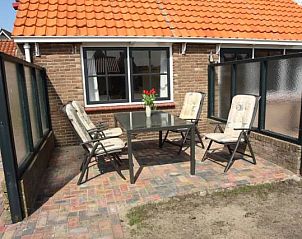 Terras met zitgelegenheid bij appartementenboerderij de Jong, Nes, Ameland.
