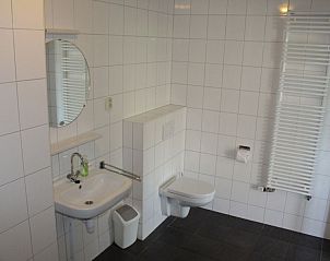 Moderne badkamer in appartementenboerderij de Jong, Nes, Ameland.