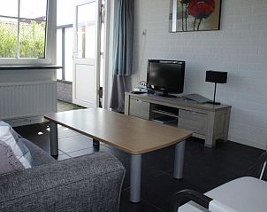 Comfortabele zithoek met televisie in appartementenboerderij de Jong, Nes, Ameland.