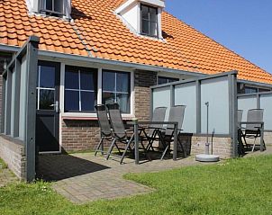 Groot terras met uitzicht bij appartementenboerderij de Jong, Nes, Ameland.