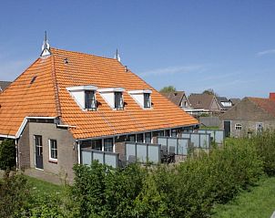 Buitenzijde van appartementenboerderij de Jong in Nes, Ameland, met oranje dak.