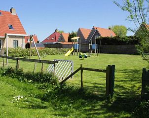 Groene speeltuin nabij appartementenboerderij de Jong, Nes, Ameland.