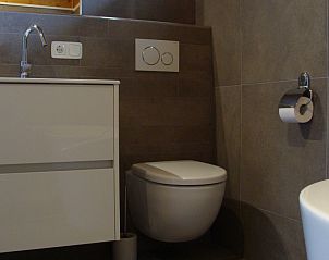 Moderne badkamer in Ascona bungalow, Nes, Ameland met luxe voorzieningen, perfect voor ontspannen verblijf op de Waddeneilanden.