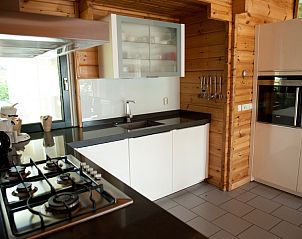 Volledig uitgeruste keuken in Ascona vakantiehuis, Nes, Ameland, perfect voor culinaire avonturen op de Waddeneilanden.