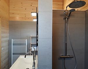 Stijlvolle douche in Ascona bungalow, Nes, Ameland, biedt comfort en luxe tijdens uw verblijf op de Waddeneilanden.