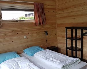 Tweede slaapkamer in Ascona vakantiehuis, Nes, Ameland met comfortabele bedden, ideaal voor een ontspannen vakantie op de Waddeneilanden.