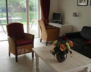 Gezellige woonkamer in vakantiehuis Fazant, Nes, Ameland met tuinzicht.