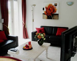 Stijlvolle zithoek met kunst in vakantiehuis Fazant, Nes, Ameland.