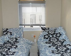 Slaapkamer met twee eenpersoonsbedden in de Cirkel chalet, Nes, Ameland, biedt knusse overnachtingsmogelijkheden.