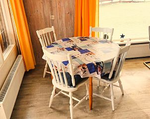 Eethoek in Bungalow Margot, Nes, Ameland, ideaal voor gezellige maaltijden.