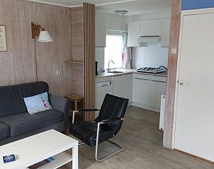 Open indeling van keuken en woonkamer in Bungalow Margot, Nes, Ameland.