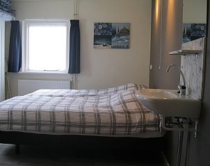 Comfortabele slaapkamer in Bungalow Margot, Nes, Ameland met tweepersoonsbed.