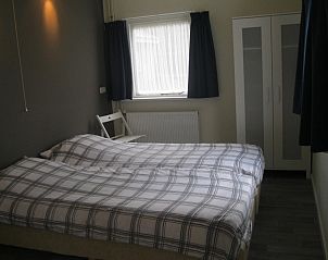 Tweede slaapkamer in Bungalow Margot, Nes, Ameland met ruime opbergmogelijkheden.