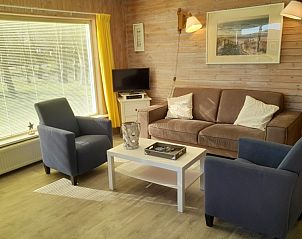 Gezellige woonkamer van bungalow Derkina, Nes, Ameland met comfortabele zitruimte.
