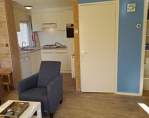 Open leefruimte in bungalow Derkina, Nes, Ameland met keuken en zithoek.