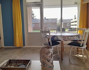 Eethoek in bungalow Derkina, Nes, Ameland met uitzicht op de tuin.