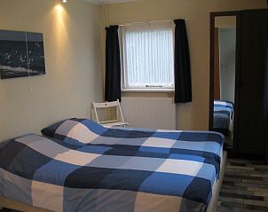 Slaapkamer in bungalow Derkina, Nes, Ameland met tweepersoonsbed en raam.