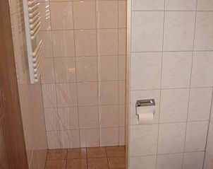 Badkamer in bungalow Derkina, Nes, Ameland met douche en toilet.