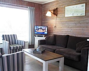 Gezellige woonkamer in bungalow Klasina, Nes, Ameland met comfortabele banken.