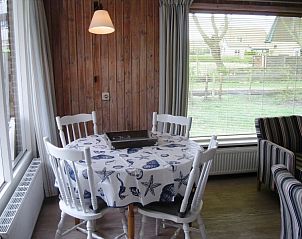 Eethoek in vakantiehuis Klasina, Nes, Ameland met uitzicht op de tuin.