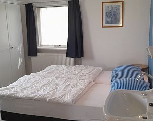 Ruime slaapkamer in bungalow Klasina, Nes, Ameland met extra wastafel.