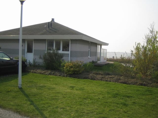 Verblijf 060125 &bull; Vakantiewoning Friese Meren &bull; Bungalow aan het IJsselmeer 